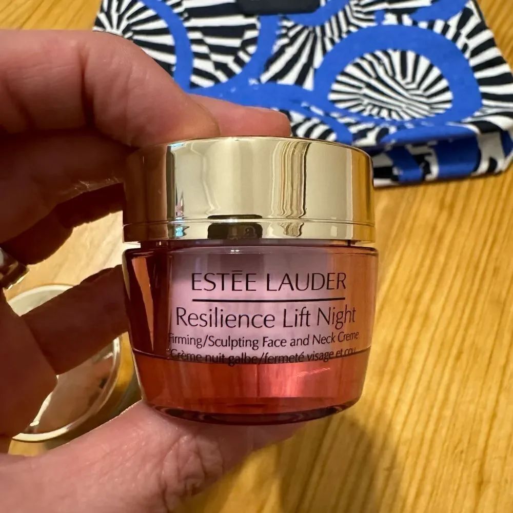 LOT Estee Lauder Daywear / Resilience Lift Night Creme With Makeup Bag - Picture 3 of 6